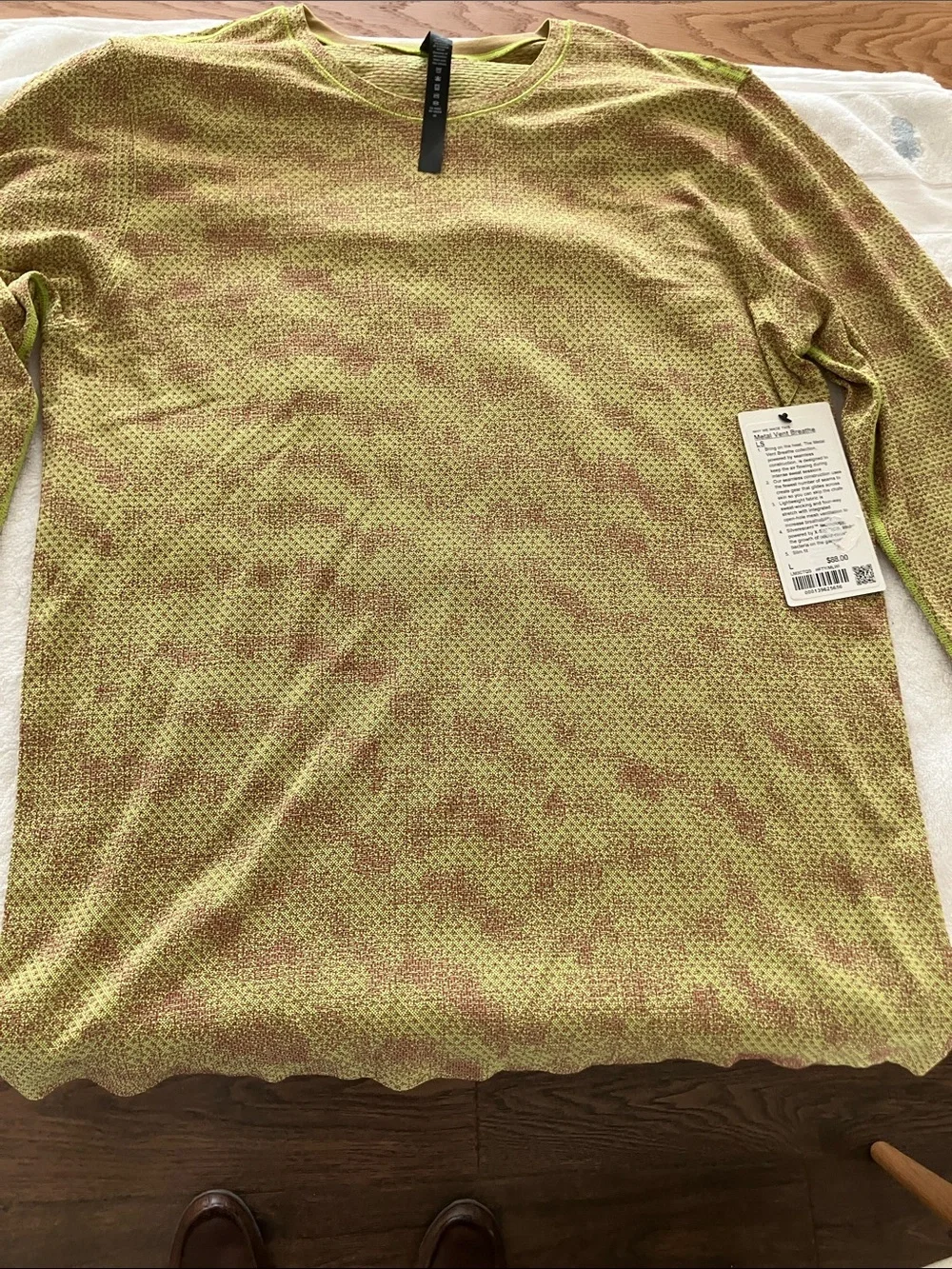 lululemon athletica Men’s Long Sleeve Tee in Lime Green with Rust Speckle
